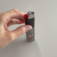 Laden und Abspielen von Videos im Galerie-Viewer, Feuerzeughülle mit Edelweiss &amp; Schweizer Wappen inkl. BIC Feuerzeug, Silber
