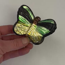 Carica e avvia il video nel visualizzatore di galleria, Weihnachts &quot;Kugel&quot; Schmetterling grünlich - mit Klammer
