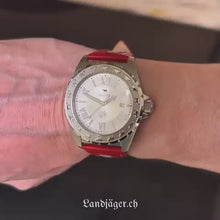 Laden und Abspielen von Videos im Galerie-Viewer, Folklore Armbanduhren mit Edelweiss und Kuh Motiven.
