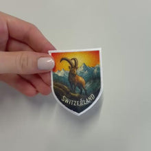 Charger et lire la vidéo dans la visionneuse de la Galerie, Stoffabzeichen Steinbock Switzerland im Digitaldruck, 5 × 6 cm. Mit thermoklebender Rückseite zum Aufbügeln auf Jacken, Taschen und Rucksäcke.
