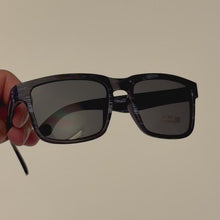 Laden und Abspielen von Videos im Galerie-Viewer, Sonnenbrille 0514 Holzeffekt Grau UV400
