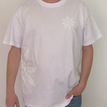 Load and play video in Gallery viewer, Oversize t-Shirt Edelweiss, Unisex
