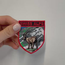 Charger et lire la vidéo dans la visionneuse de la Galerie, Insigne en tissu « Swiss Alps » – Capricorne des Alpes
