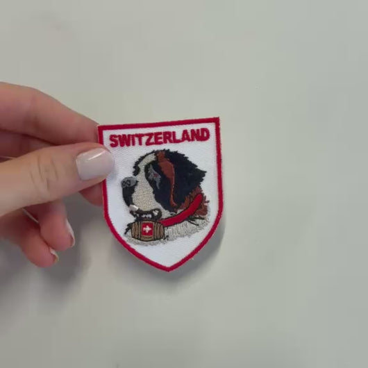 Gesticktes Stoffabzeichen mit Steinbock, Schweizer Bergpanorama und Swiss Alps Schriftzug. Ein schönes Accessoire für Jacken, Taschen und Rucksäcke.