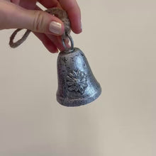 Carica e avvia il video nel visualizzatore di galleria, Campanella color argento con stella alpina e cordoncino, 7 cm
