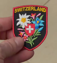 Charger et lire la vidéo dans la visionneuse de la Galerie, Insigne en tissu Edelweiss avec croix suisse
