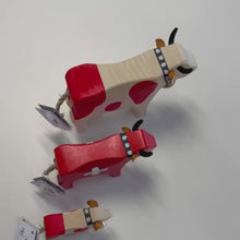 Load and play video in Gallery viewer, Trauffer Holzkühe, handgemacht in der Schweiz
