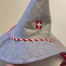 Laden und Abspielen von Videos im Galerie-Viewer, Filzspitzhut mit Zöpfen und CH-Kreuz
