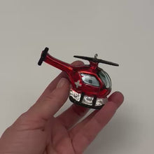 Charger et lire la vidéo dans la visionneuse de la Galerie, Weihnachts &quot;Kugel&quot; Helikopter mit Schweizerkreuz
