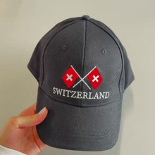 Carica e avvia il video nel visualizzatore di galleria, Cappellino nero/rosso con 2 bandiere svizzere
