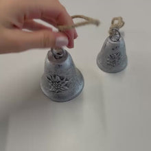 Laden und Abspielen von Videos im Galerie-Viewer, Silberfarbige Glocke mit Edelweiss &amp; Kordel, 5cm oder 7cm
