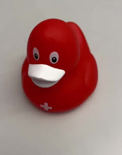 Charger et lire la vidéo dans la visionneuse de la Galerie, Canard de bain avec croix suisse

