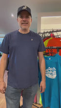 Charger et lire la vidéo dans la visionneuse de la Galerie, T-shirt premium unisexe Cerise
