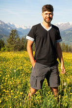 Load image into Gallery viewer, Schwarzes T-Shirt mit Edelweiss
