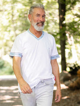 Carica l&#39;immagine nel visualizzatore di Gallery, T-Shirt Weiss mit V-Ausschnitt Edelweiss Blau
